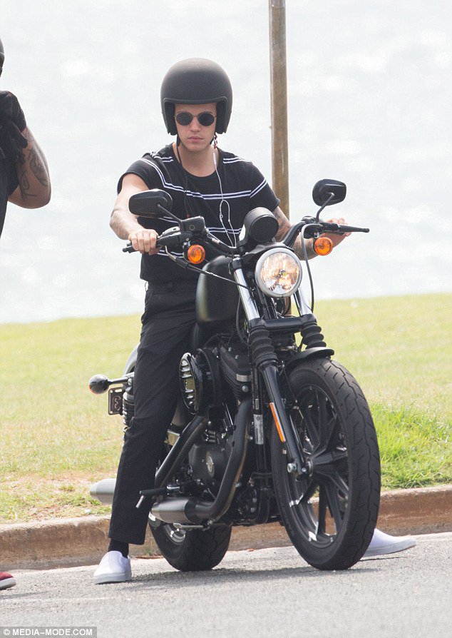 kirmady_'s tweet photo. Este hombre luce más caliente que el infierno en esa moto https://t.co/rbYev6l6M4