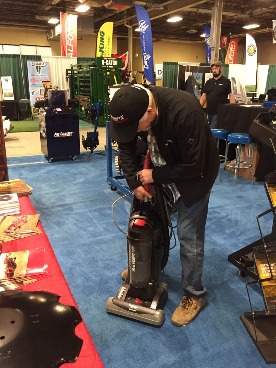 jamiedilliott's tweet photo. If your at London Farm Show be sure to stop by and compliment @KearneyPlanters own Molly Maid @jcurtis7ac on how clean he keeps the booth 😜 https://t.co/2RHV3fCz1k