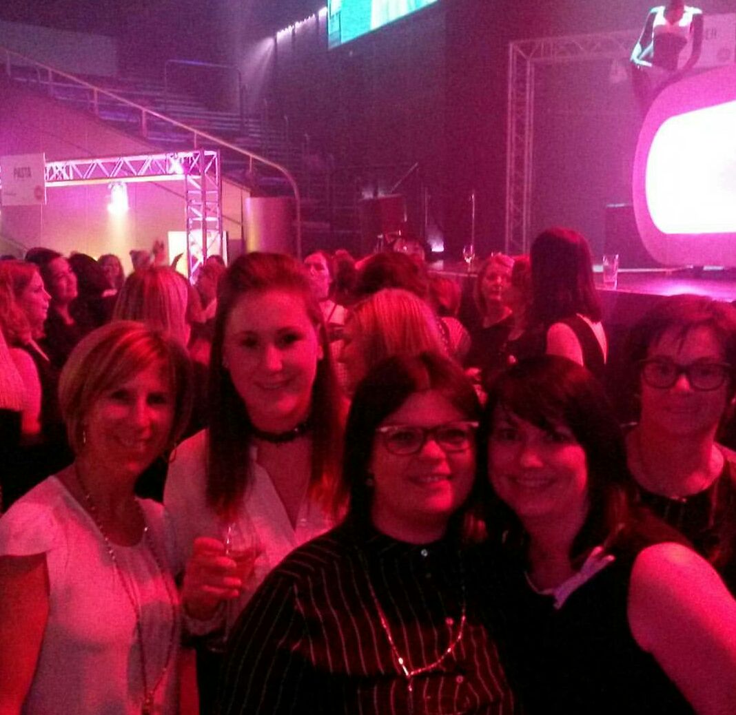 Met de collega's🎀 @VandewieleEvy <a href="/MonserezVanessa/">Vanessa Monserez</a> <a href="/NadineBouquez/">Nadine Bouquez</a> <a href="/Romina0019/">Romina Viaene</a>