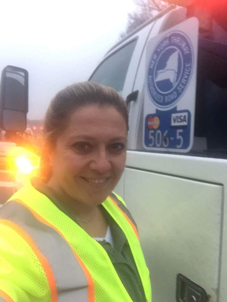 JessMcK423's tweet photo. Female #TowOp Monika of @BigTowsInc for #InternationalWomensDay #WTRAA @TowTimesMag @AmericanTowman @TowLivesMatter #SlowDownMoveOver https://t.co/J9k8YqcHEn