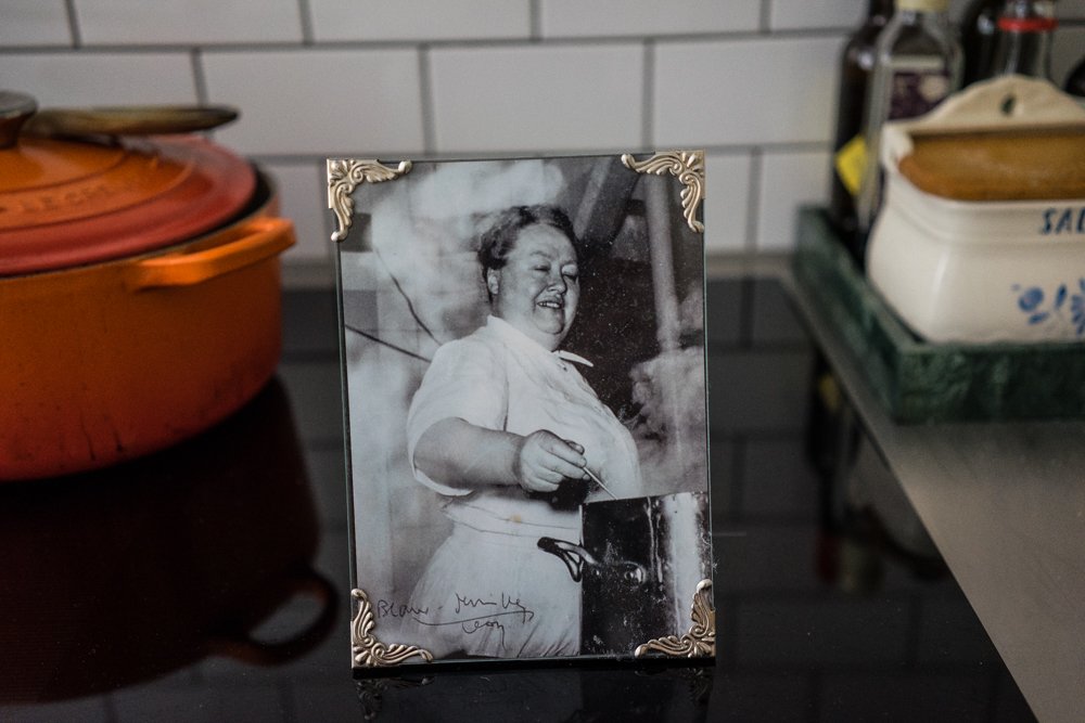 Matfrosseri's tweet image. Eugénie Brazier är en av mathistoriens viktigaste personer. Varför känner så få till henne? matfrosseri.se/nyheter/eugeni…