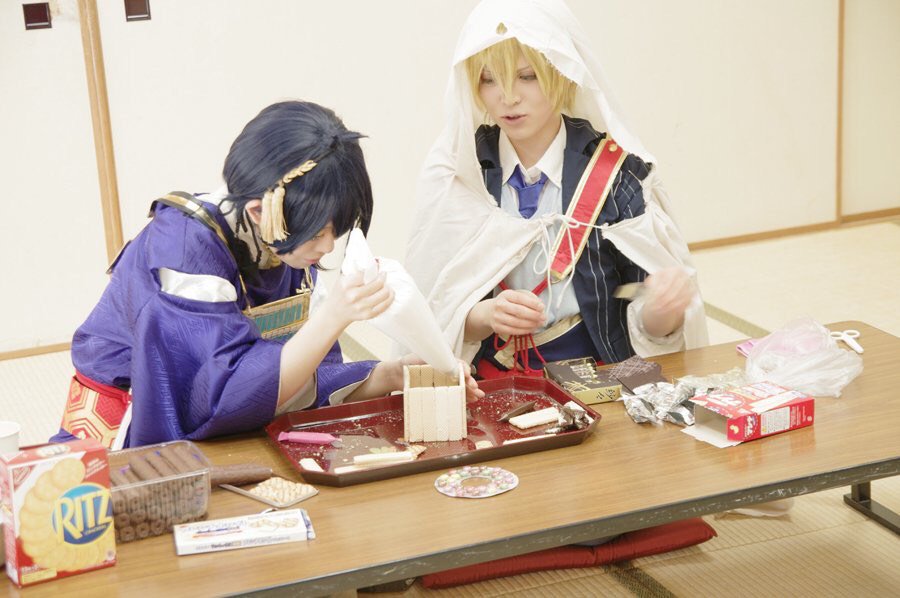 憂飛 26日アコスタマルシェ در توییتر コスプレです どちらかというとんばみかっぽいけどせっかく2人で写真撮れたのであげておきます お菓子の家を作った動画も10日の夜にあがります 山姥切 喜一さん Kiichi0517 撮影 らごすさん Tmpzunda 3月8日はみかんばの日