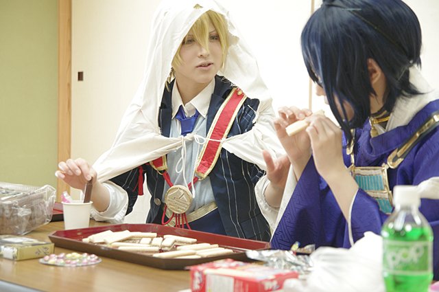 憂飛 26日アコスタマルシェ در توییتر コスプレです どちらかというとんばみかっぽいけどせっかく2人で写真撮れたのであげておきます お菓子の家を作った動画も10日の夜にあがります 山姥切 喜一さん Kiichi0517 撮影 らごすさん Tmpzunda 3月8日はみかんばの日