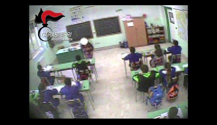 Schiaffi a bambini, sospese due maestre lorasiamonoi.wordpress.com/2017/03/08/sch…