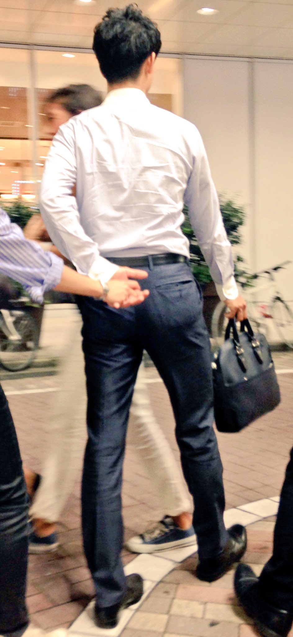 Hrぃーまん イケメンリーマンとデートしたい こんな風に街で手をつなぎたいな 待ち合わせは 股間もっこりが分かるスリムスーツきて待っててほしい あぁ 今夜も変態です でも フォローしてくれてる皆さんなら共感できるよね T Co