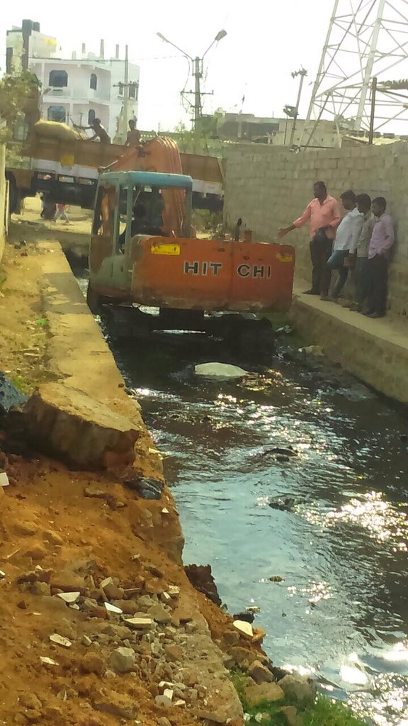 mohdmoazamkhan's tweet photo. Desiltening work is going on Al Jubail to Hashamabad nala by GHMC https://t.co/d7JTasRfMW