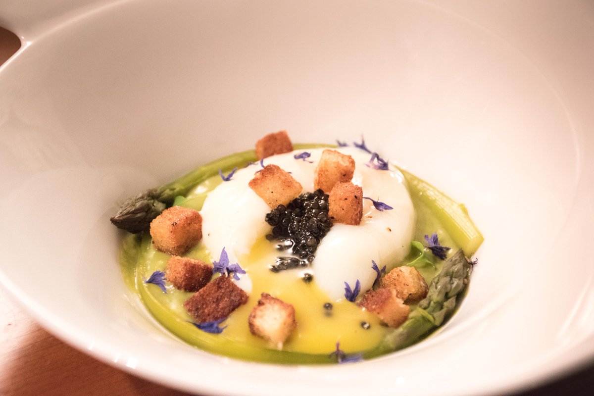 Uovo cotto a 62,8° con asparagina e caviale Oscietra Ars Italica. La ricetta sul blog: chefs4passion.com/2017/03/07/uov… #ricette #caviale #egg