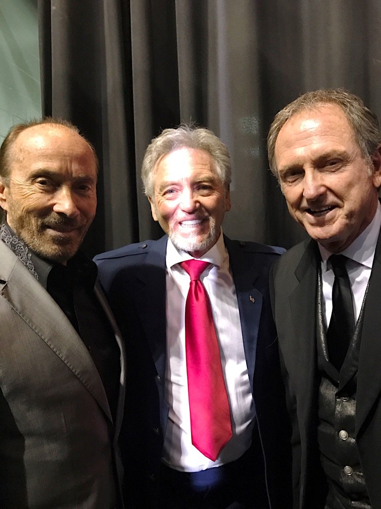 LarryGatlin's tweet photo. Our dear friend @TheLeeGreenwood said it best ...  "GOD BLESS THE USA" 🇺🇸🇺🇸🇺🇸 @RudyGatlin https://t.co/AYsOzy95KS