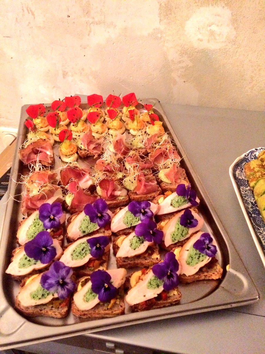 EventsbyWW's tweet photo. #champagner #Tasting mit #exklusiven #appetizern von #privatkoch #chrizbauer #fashiononaplate #thefinerthingsinlife #savewaterdrinkchampagne https://t.co/IVcpFK83il