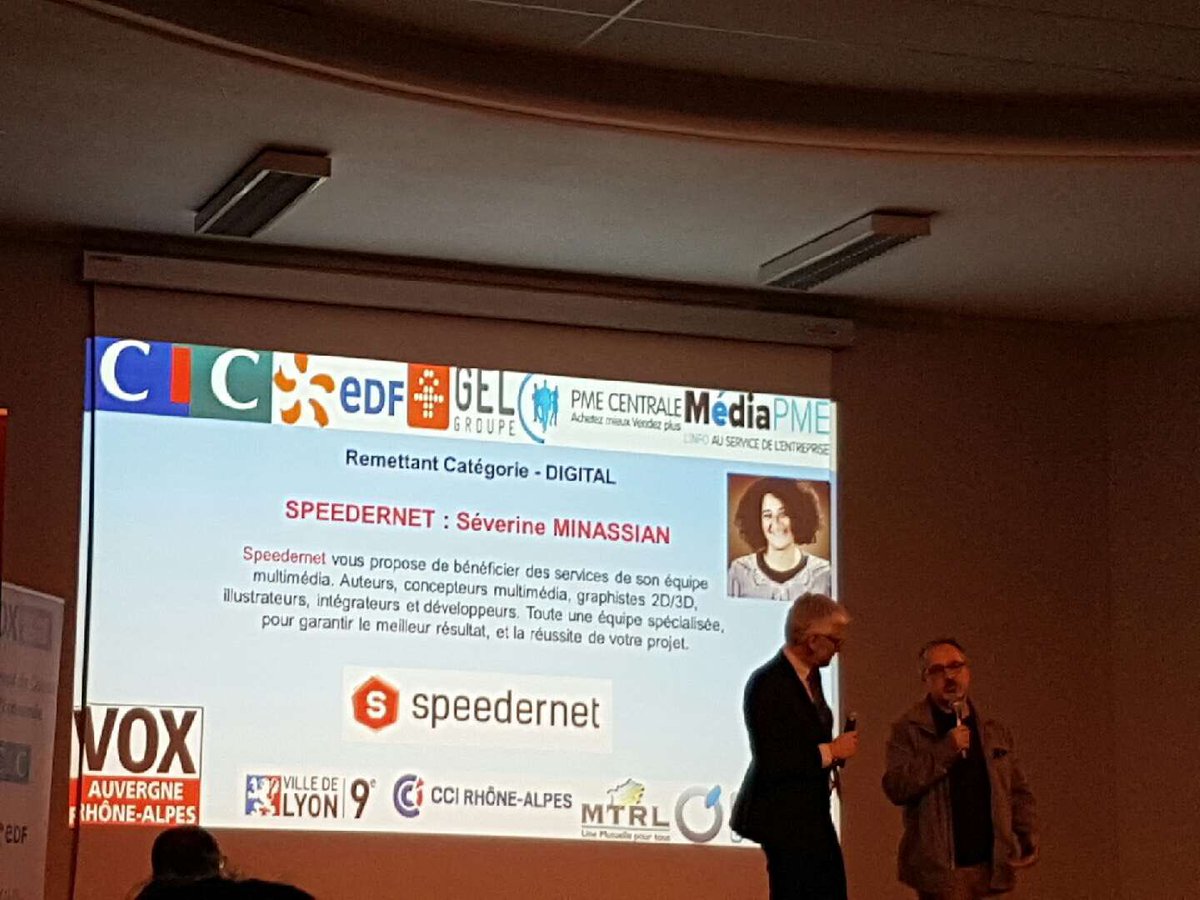 Speedernet_Fr's tweet photo. Remise du trophée @Mairie9Lyon @TeamSphereVR @TeamKinoApp #TransformationDigitale 👍 https://t.co/0XybZ8LIPC