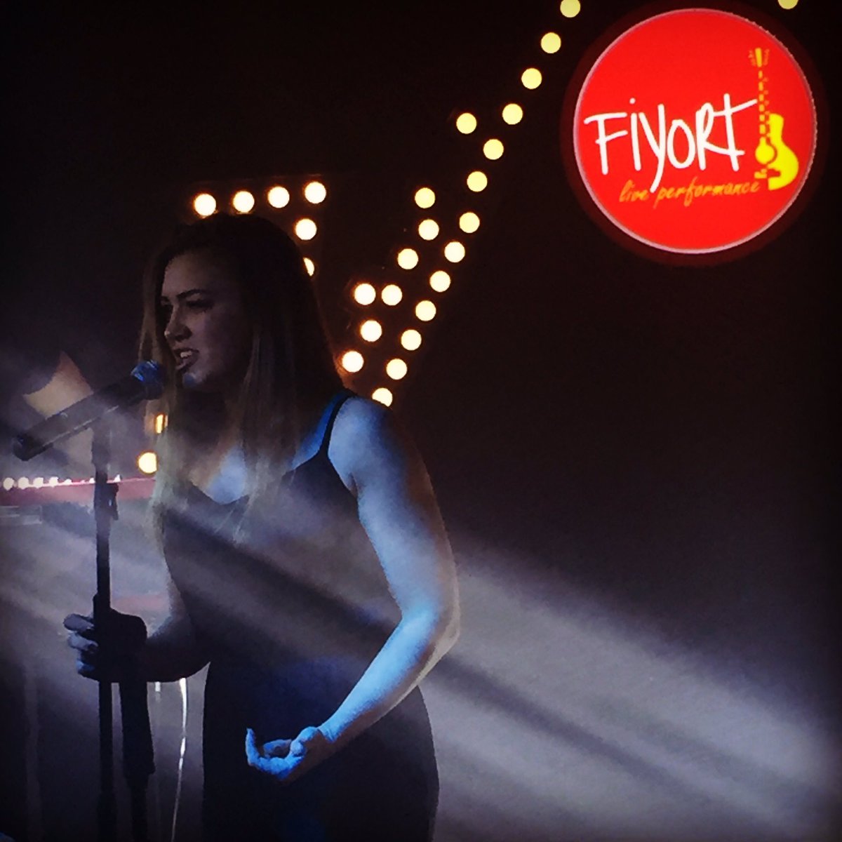 fiyortlive's tweet photo. Muhteşem enerjisi ve sesiyle Melis Dağ Fiyort Live sahnesinde.  

#fiyortlive #melisdağ #müzik #konser #rock #eğlence #istanbul #trumpavm https://t.co/vUlvyVn7gx