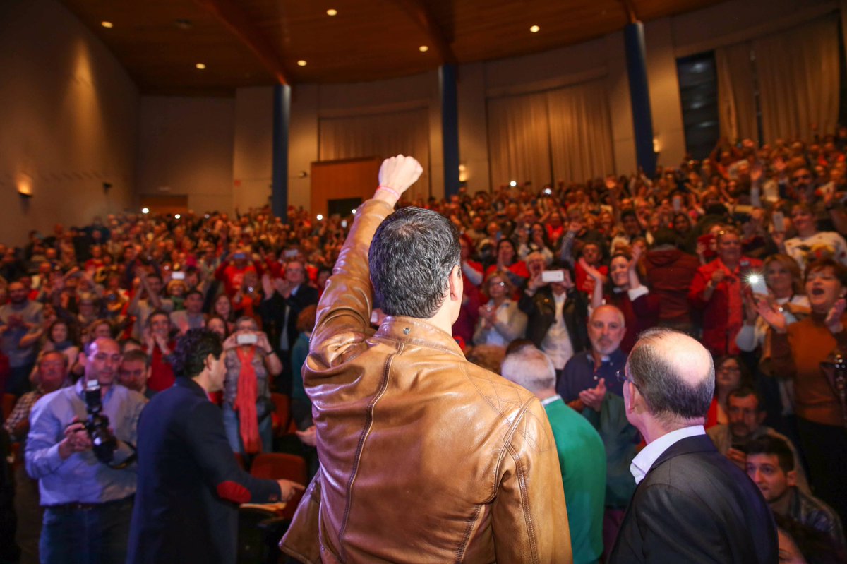 sanchezcastejon's tweet photo. Nuestro color favorito no es el azul, el naranja o el morado. Nuestro color favorito es el rojo, el rojo del PSOE.
#Ourense https://t.co/x2hOHPq3Zp