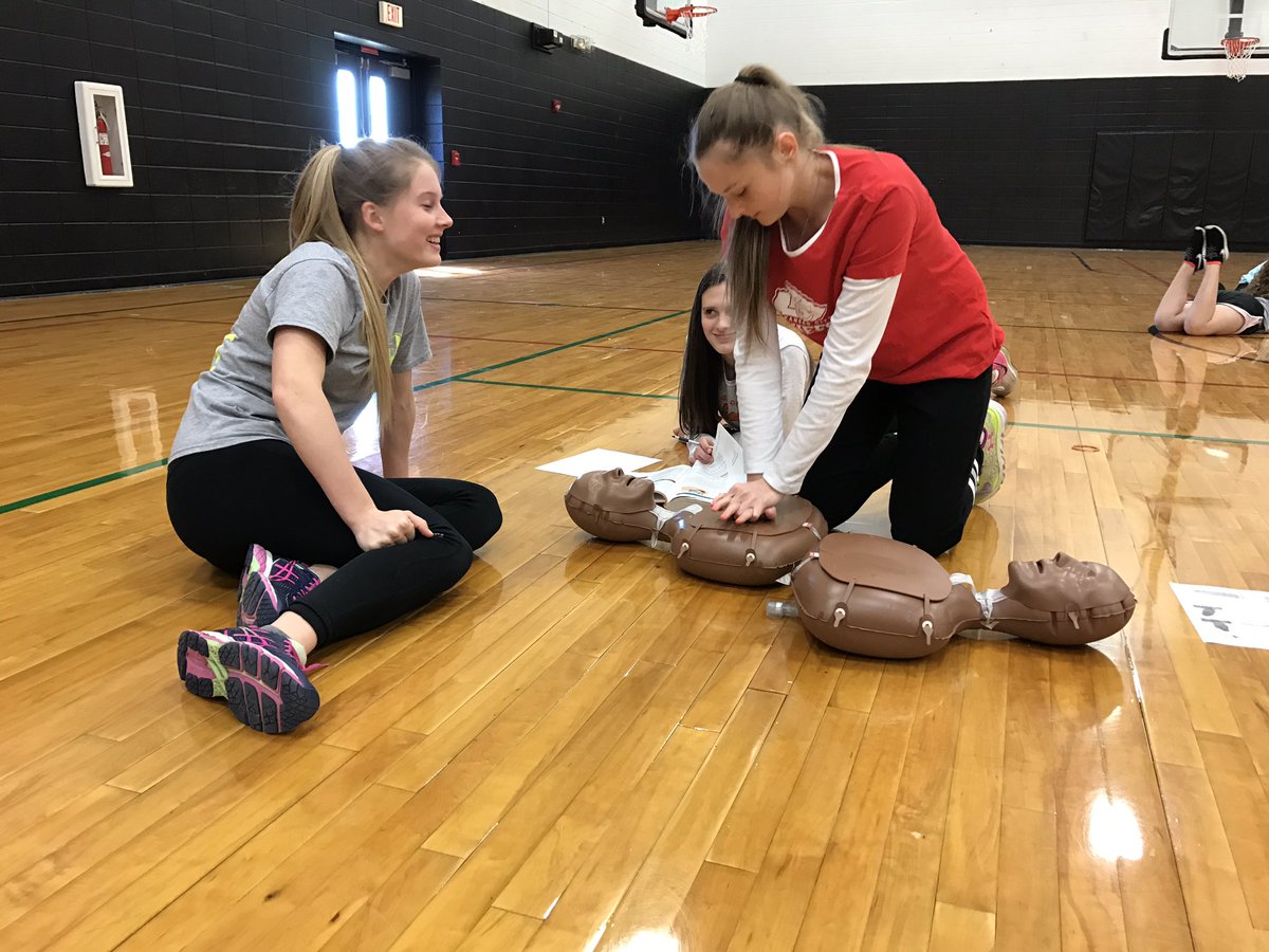JacketPE's tweet photo. Just saving lives today #CPR #stayinalive #freshmenhealth @KevinGLowery @r3awesome https://t.co/AMlZVB0PMW