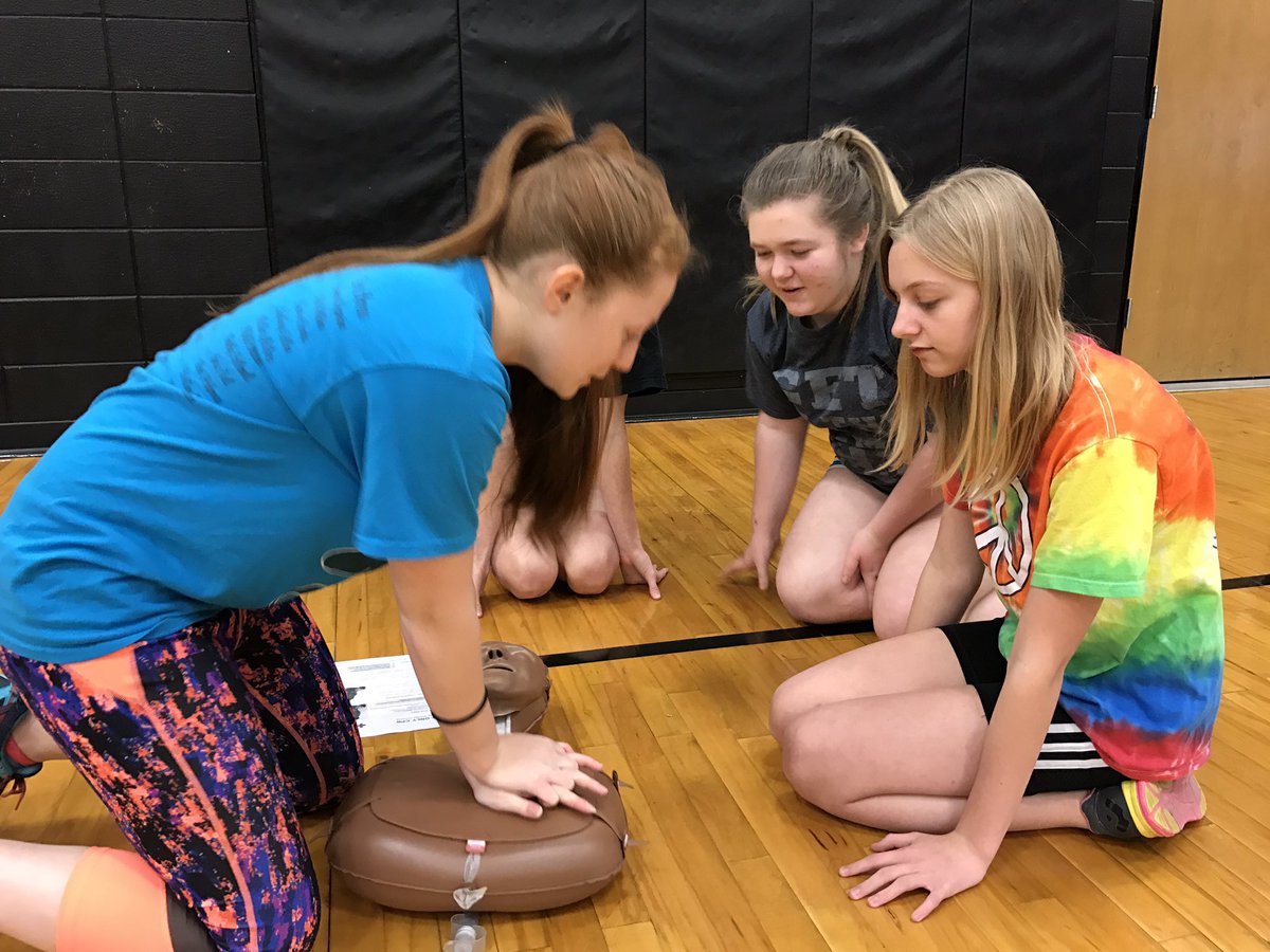 JacketPE's tweet photo. Just saving lives today #CPR #stayinalive #freshmenhealth @KevinGLowery @r3awesome https://t.co/AMlZVB0PMW