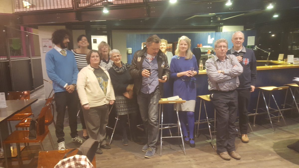 zorgisleuk's tweet photo. En als lid #bestuur @MentorRdam 12 nieuwe #mentoren #certificaat mogen uitreiken! #zorgdragenvoorelkaar @College010 https://t.co/PKjAJmyv98