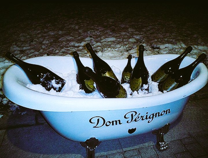 ItGirlAshy's tweet image. Honestly not about any other life right now👑 Dom P or nothing.See you later @Cocoonloungejhb🌹 #VipFashionWednesdays