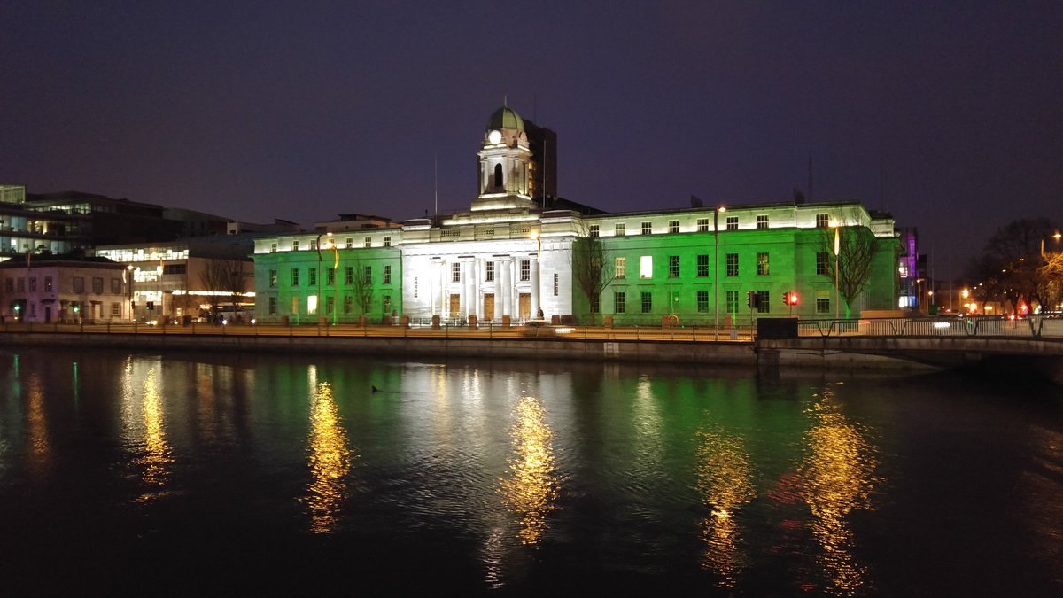 GuillaumeAvond's tweet photo. St. Patrick's Day is coming!!! #Cork #StPatricksDay (can you spot the seal in the river?) https://t.co/TcECcXNXFS