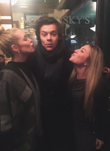 Sui_Group's tweet image. Harry con fans ayer en NYC.