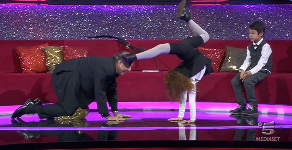 LittleBigShowIT's tweet photo. Non ci provate a casa, non forniamo assistenza sanitaria. 😂
#LittleBigShow https://t.co/QvdlQZ6eno
