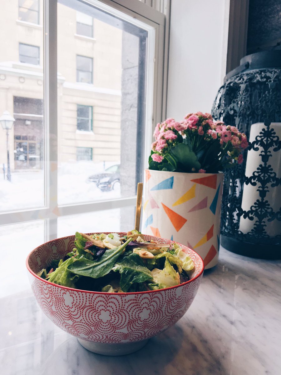 Au <a href="/MandysSalads/">Mandys Salads</a> du #VieuxMontreal: l'avocadotoast n'est dispo que jusqu'à 11h en semaine! Zut. On reviendra! En attendant: salade COBB ❤🥗