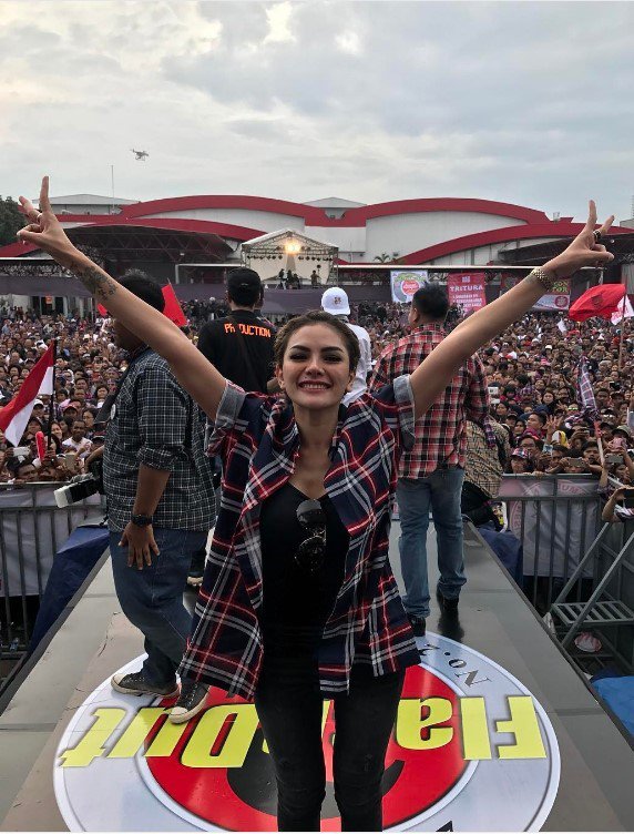 Mentimoen's tweet photo. Nikita Mirzani - bersama Ahok Djarot! https://t.co/m6ElCj39Nh