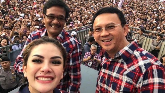 Mentimoen's tweet photo. Nikita Mirzani - bersama Ahok Djarot! https://t.co/m6ElCj39Nh