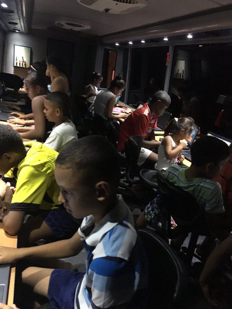 Excelente acogida en el sector de Nat5 🚌🚌👏🏻👏🏻 jóvenes desarrollando talleres de apropiación de las tics <a href="/GobernacionSai/">GobernacionSAI</a> <a href="/AlainManjarres/">Alain Manjarres</a> 💻