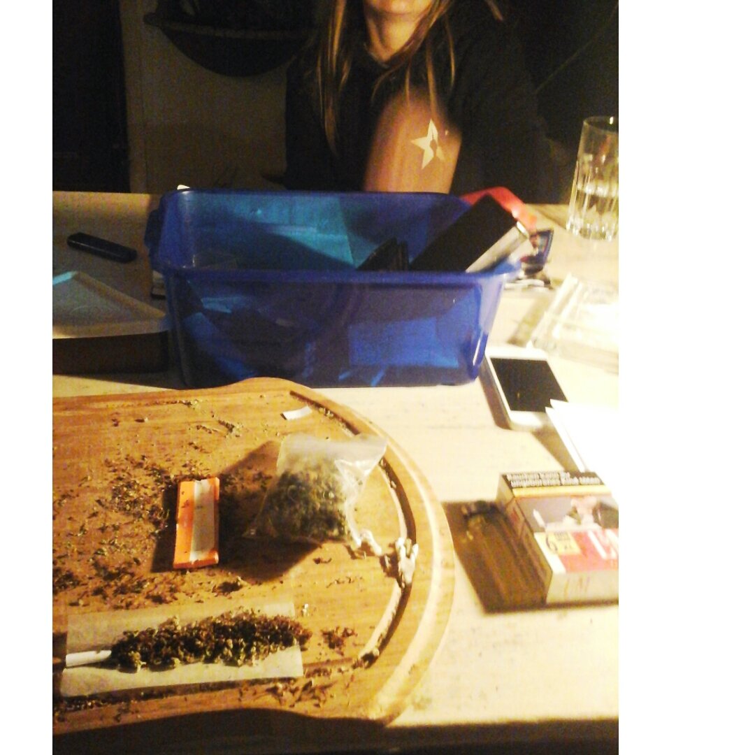 lauryntion's tweet photo. Ein bisschen smoken chilli chill und der abend began @JChinnow https://t.co/XpKQKOsySr