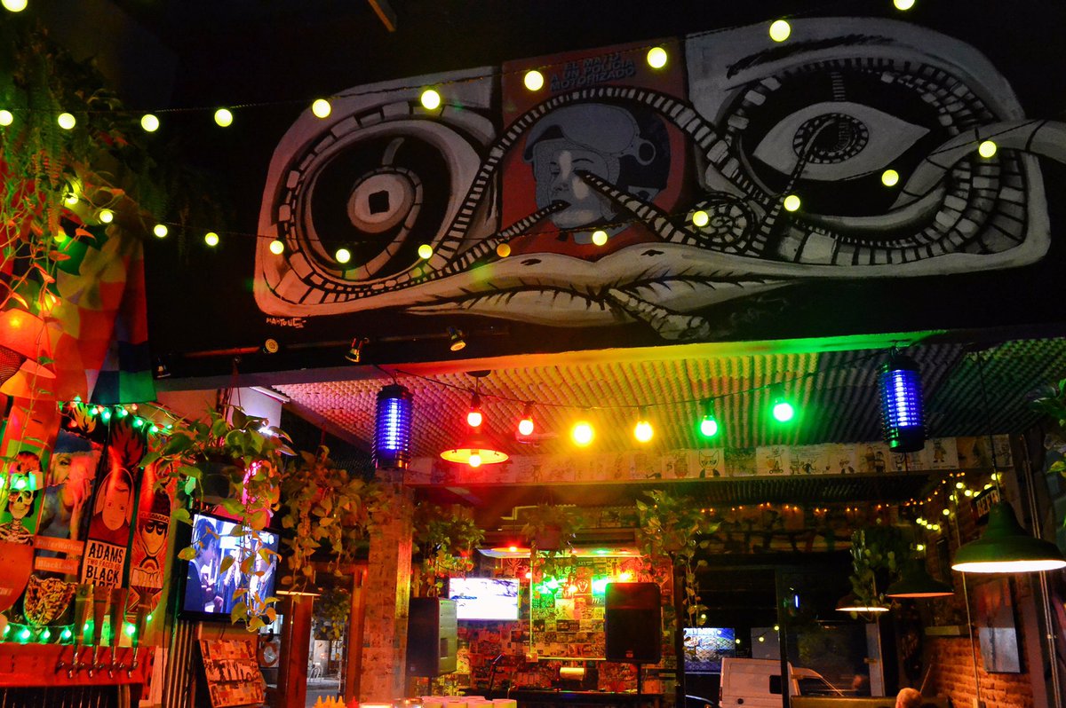 LaEsquinaba's tweet photo. Ponele onda a este clima, mete un #esquinazo ! 🍔🎶🍺🔝🍟🖤🌭
#burgers #beercraft #music #grafitti https://t.co/zXWCGcwkvI