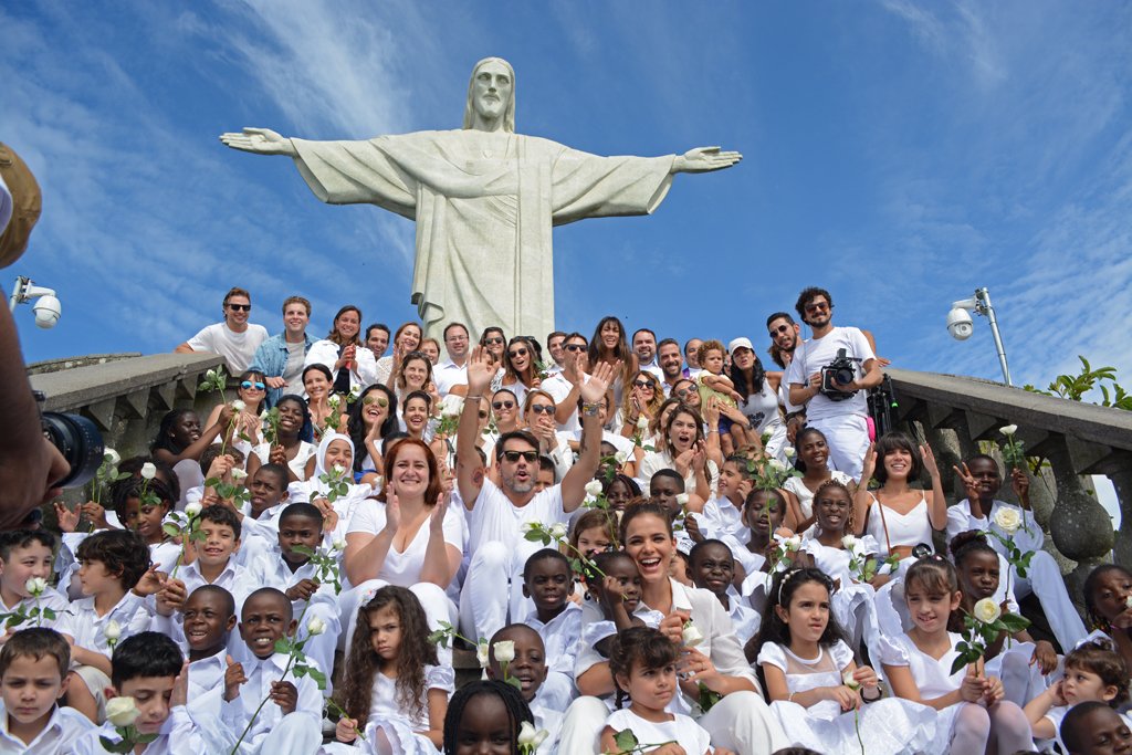 ONUBrasil's tweet photo. Artistas brasileiros e crianças refugiadas pedem paz na Síria em apresentação no Corcovado https://t.co/Hiz4yuziS6 @ACNURBrasil #syria6 https://t.co/CdJi1CHjMV