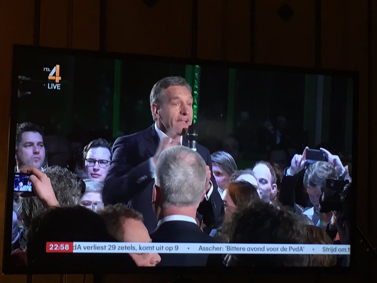 keesvanamstel's tweet photo. Ik verwacht nu toch wel een Wilhelmus! Zingen! Nu! #buma #stemra #cda #TK17 #TK2017 #verkiezingen https://t.co/MRwiqAtNY5