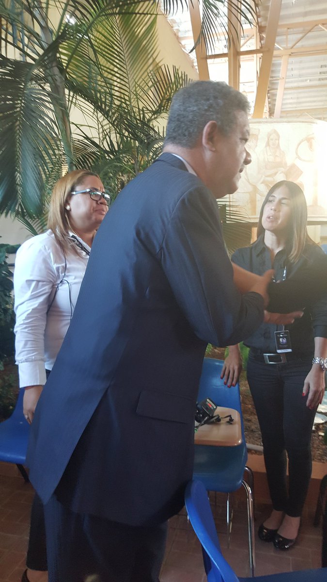 domingojimenez's tweet photo. El presidente Fernández saludando en la preparatoria de RD2044, ahora en el CURNE de Higüey. https://t.co/JpcDeBKm0h