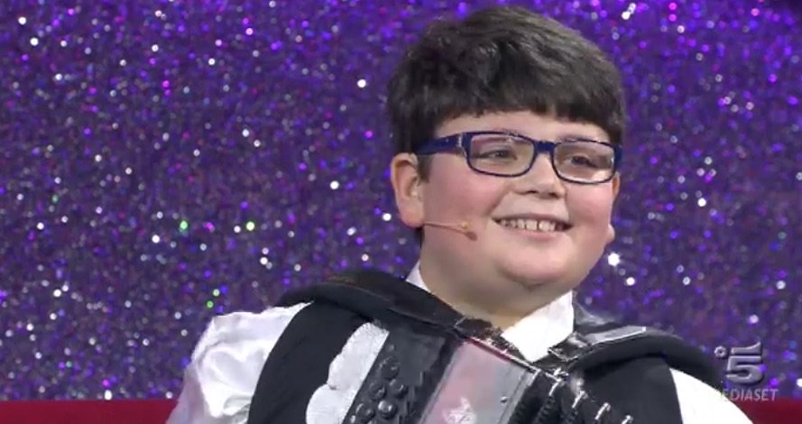 LittleBigShowIT's tweet photo. Ha solo 10 anni, eppure Francesco Scarselli è già campione del mondo di organetto.

#LittleBigShow https://t.co/i8tC4CULox