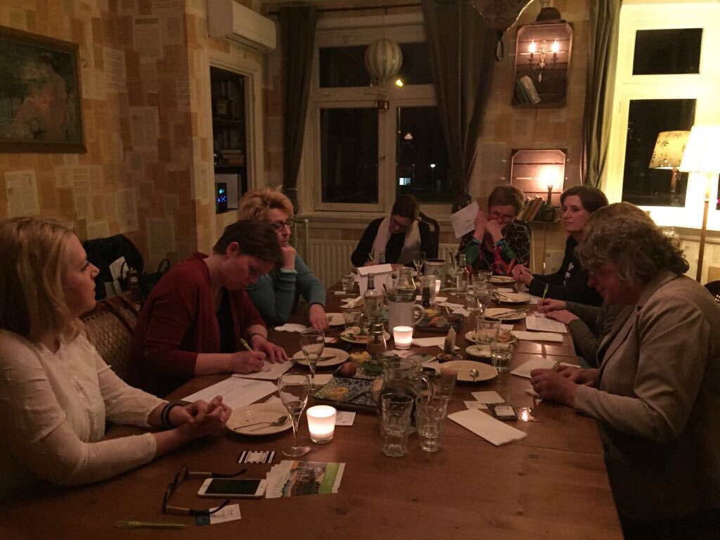 Druk met praten, eten en schrijven! #bitesenbusiness Weer een geslaagde avond gehad!