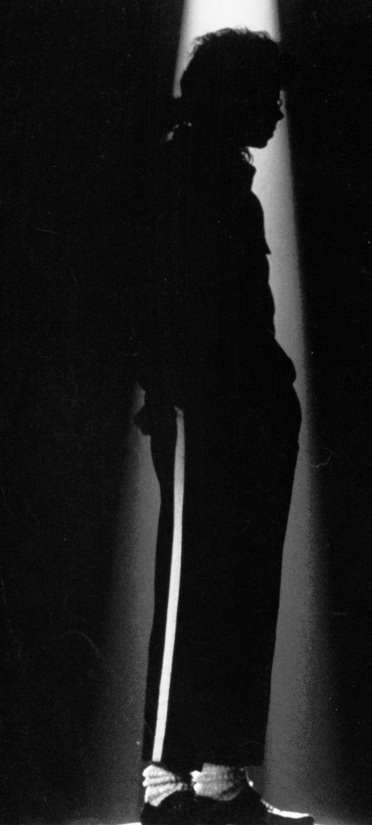babydxlla's tweet photo. #RememberMichaelJackson Beat It - @michaeljackson https://t.co/HpfQqQTmDY