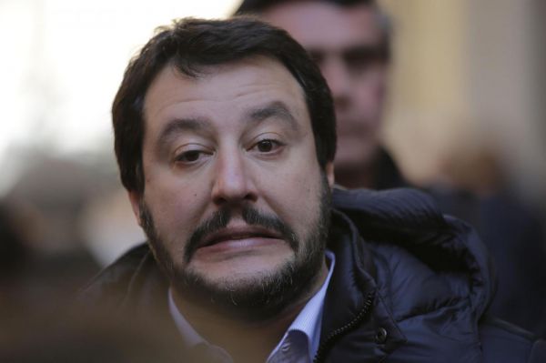 Stegosauro's tweet photo. "Mamma perché non mi porti da clandestina?" #chilhavisto https://t.co/nBKARRUYw6