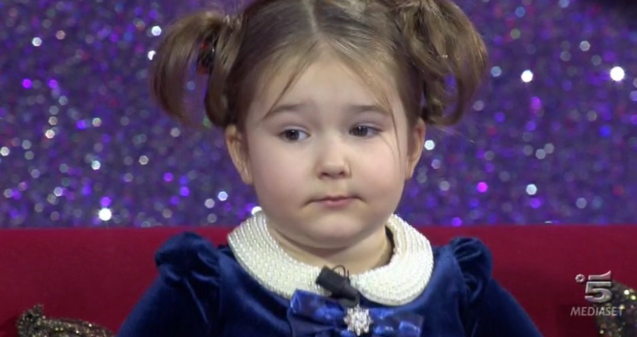 LittleBigShowIT's tweet photo. Francese, inglese, arabo, spagnolo, sono solo alcune delle lingue conosciute e parlate da questo scricciolo di 4 anni. #LittleBigShow https://t.co/4ApsnwHmhK