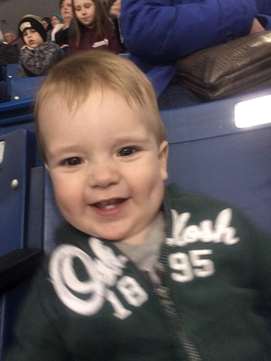 aliciamacc's tweet photo. My first hockey game !!#goeaglesgo #eaglesselfie @CBSEHockey https://t.co/aOswNraHvx