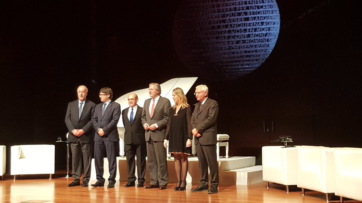 neusmunte's tweet photo. #president @KRLS entrega els merescuts #PremisBlanquerna a @vicentedlbosque i @NewEconomyForum per la defensa de la concòrdia i tolerància https://t.co/WxXP9ICt0J