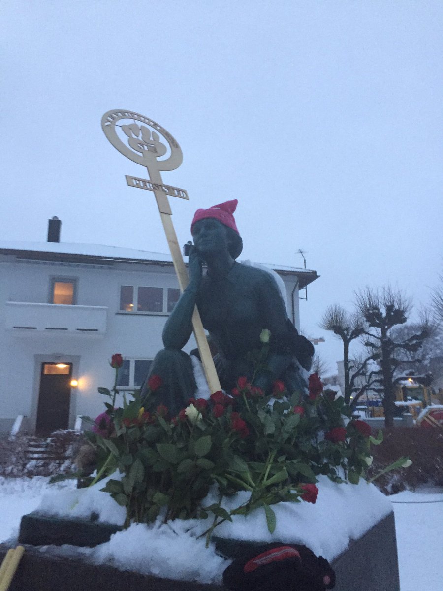 HelleMellingen's tweet photo. Gratulerer med dagen! @ CamillaWCollett #pussyhat #InternationalWomensDay #Neverthelessshepersisted https://t.co/6enyGMCVAw