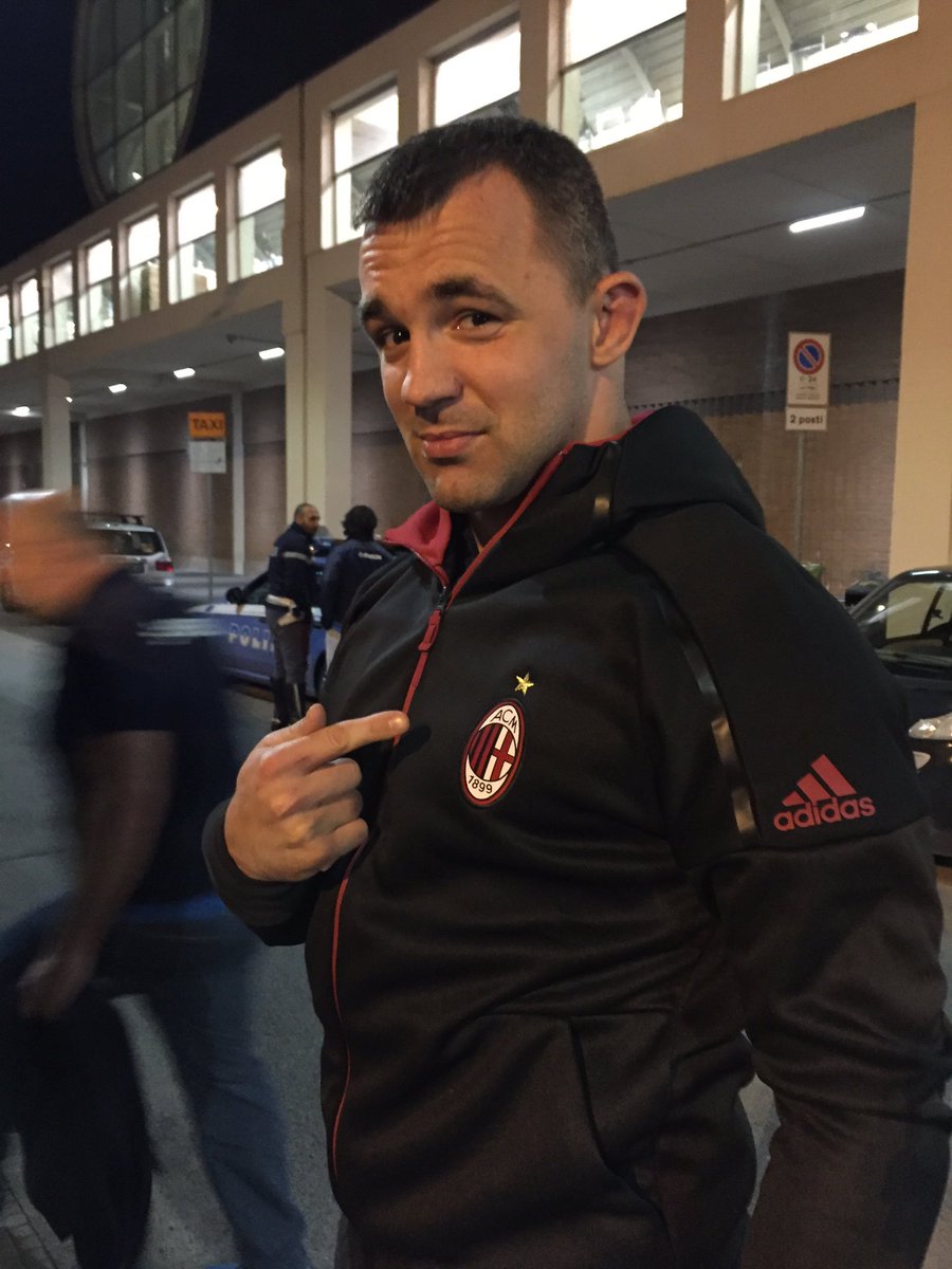 Tifosi speciali dell'<a href="/acmilan/">AC Milan</a> <a href="/FavaroSimone/">simone favaro</a> <a href="/Federugby/">Italrugby</a> #insieme #sosteniamoli #Azzurri <a href="/SerieA_TIM/">SerieA_TIM</a>