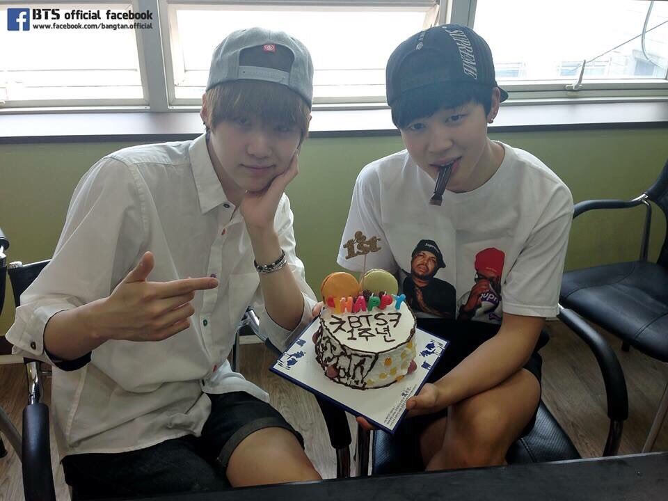 BTSarmy_2123's tweet photo. ユンギ〜생일 축하해~🎉🍰

こんな色んな髪色似合うのなんて、
さすが天才だな〜と思わされるユンギ様さまです💕
口悪くてすぐピー入っちゃうユンギも
ジミンのこと好きすぎるユンギもだいすき😘😘
あたしのだいすきな방탄の曲もゆんぎの手からみんなへ〜本当に尊敬する😭💞 https://t.co/cQLS762tKN