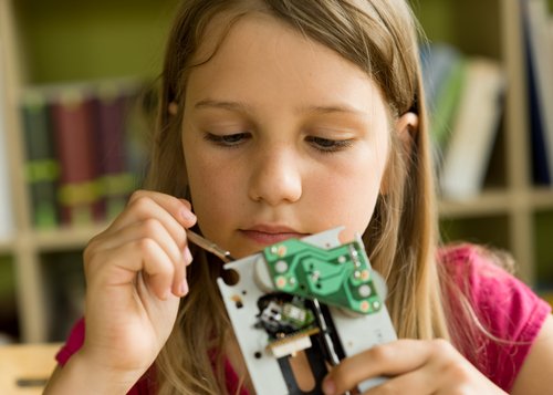 FujitsuBelgium's tweet image. CEO @Fujitsu_UK &amp;amp; President @EngineerIreland, @ReginaMoran_ inspires girls into Engineering for #engweek #IWD2017 ow.ly/IeRK309D85n