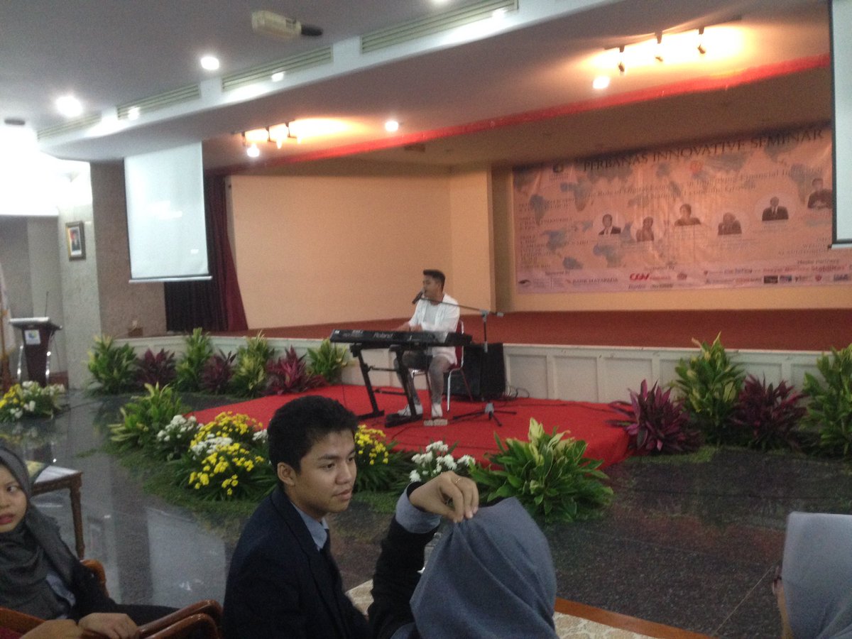 PIS_Perbanas's tweet photo. Kemudian acara selanjutnya yaitu hiburan dari Barsena Bestandhi! Wah seru banget pasti nih tadi ya #PIS2017 https://t.co/Jw2ojHLLrx