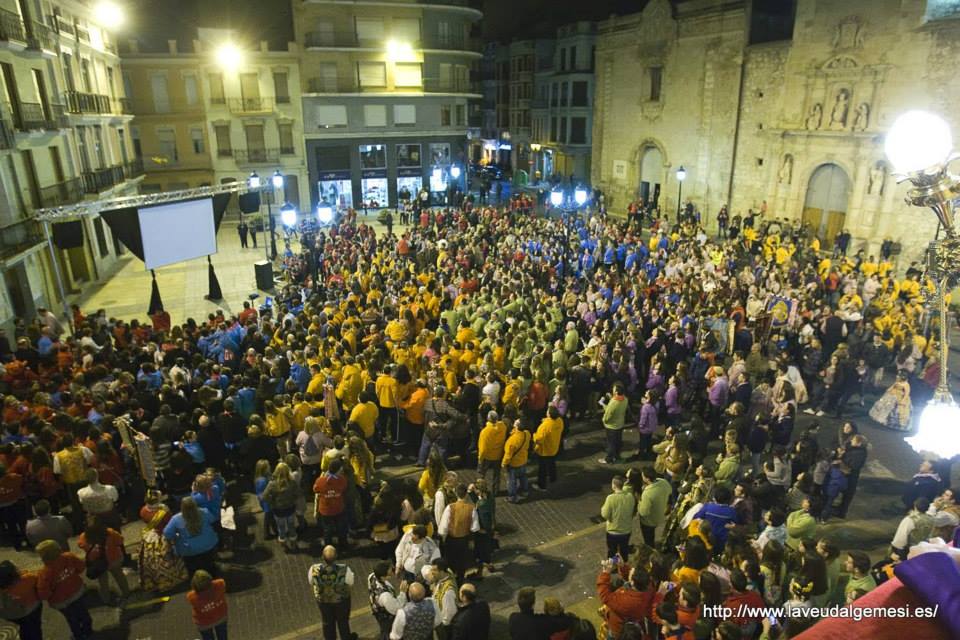 CorredorFalles's tweet photo. Fa 3 anys naixia Corredor de #Falles en plena #Plantà, el 1r acte fou la #Crida #Falles2014 #Algemesí junt @laveudalgemesi grans records! https://t.co/osFuoBSvWq