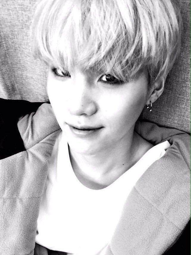army_omi's tweet photo. 選びきれなかったけど、お気に入り4枚❤️

윤기오빠のお爺ちゃんな所もあれば、ラップを始めると…❤️
そんな、ギャップがあるゆんぎが好きです。。

可愛いとかっこいいの２つのタイプを持つゆんぎおっぱ、お誕生日おめでとう🎉🎁🎊🎂👏

#슈가생일ㅊㅋ 
#민슈가천재짱짱맨뿡뿡 https://t.co/yY3JuAeshY