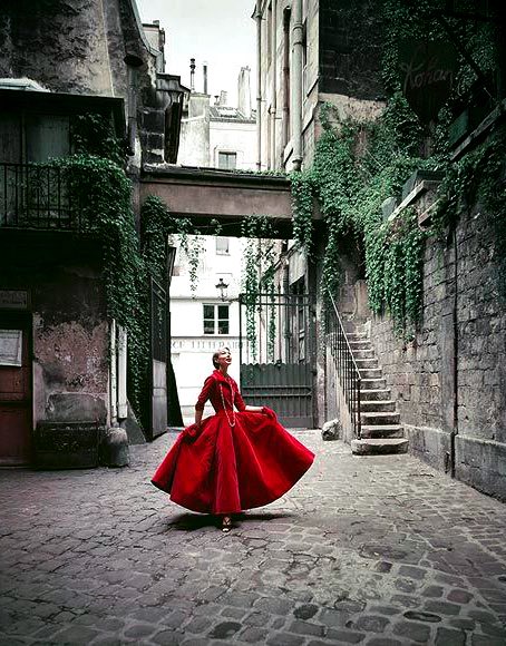 SilkDamask's tweet photo. 2) For more #rapturousred, see https://t.co/NY9yTcGhoO #houseofretro @CHANEL #redvelvet gown, 1955 https://t.co/a3sDoBOquZ