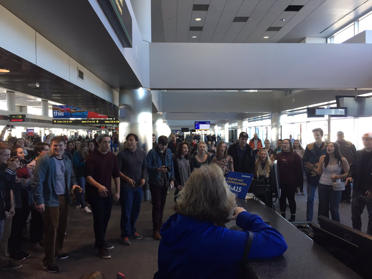 MrSaberCat's tweet photo. Traveling with our SaberCat Choir to NYC. A Capella group did an impromptu performance in the DIS concourse. Great kids! https://t.co/qaxPNnkPRk