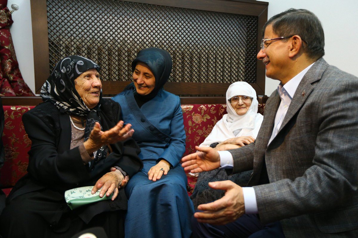 Ahmet_Davutoglu's tweet photo. Başta eli kınalı ağzı dualı analarımız, şehit anaları, eşleri, kardeşleri olmak üzere tüm kadınların 8 Mart Dünya Kadınlar Günü'nü kutlarım. https://t.co/wGLhbQjcfZ