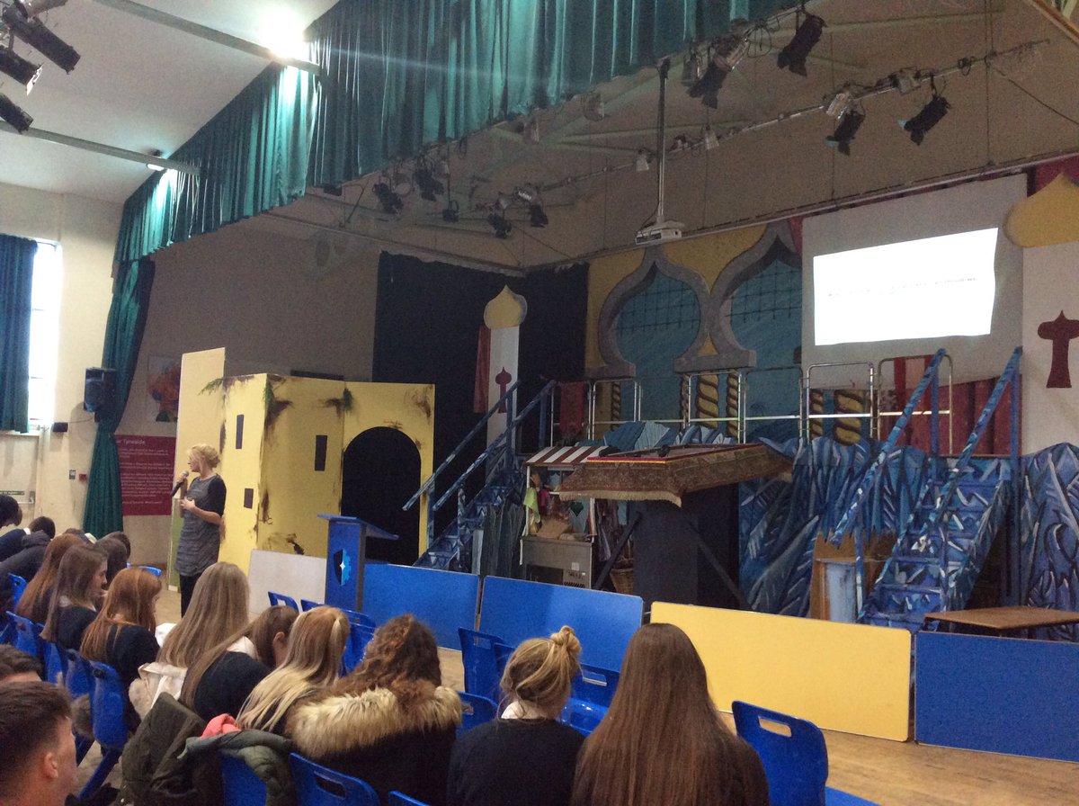 GSHS_English's tweet image. Another brilliant turnout from our Year 11's!! Well done #AIC #revision #lectures ❤🎭📚